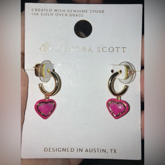 KENDRA SCOTT Valentine Anna Fuchsia Variegated Magnesite Heart Hoop Earrings NWT - Picture 1 of 6